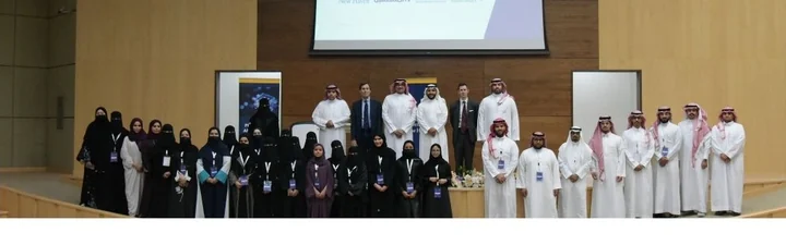 المشاركون والمدربون في معسكر الذكاء الاصطناعي وتعلم الآلة