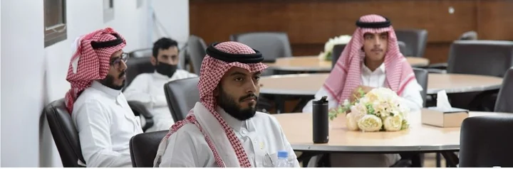 المتدربون خلال برنامج الذكاء الاصطناعي التوليدي