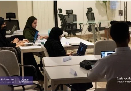 جلسة تدريبية للمشاركين في برنامج البرمجة بلغة Swift